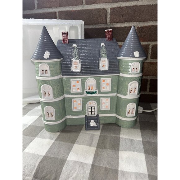 Vintage Yuletide Lakeside Mansion Lighted Christmas Village 1989 porcelain House - Picture 7 of 14